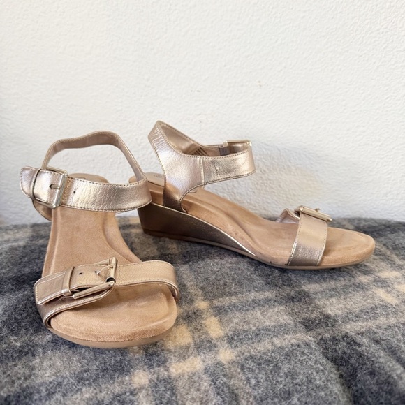 Giani Bernini Bryana Open-Toe Sandals Gold Memory Foam Wedge Metallic Size 9.5 - Picture 2 of 11